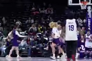 杜兰特现场观战女篮比赛，进球后这个反应太经典了